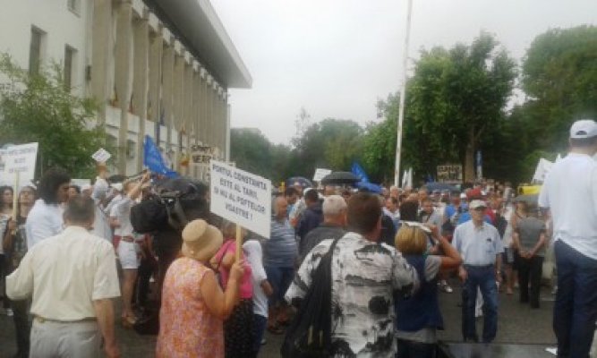 Protest la Constanţa: Mazăre, huiduit de câteva sute de oameni